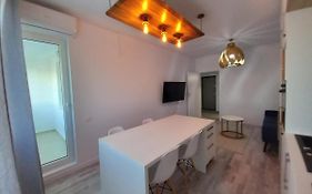 Preciziei 1Br Luxury Apartment With Fast Wifi, Self Check In And Parking
